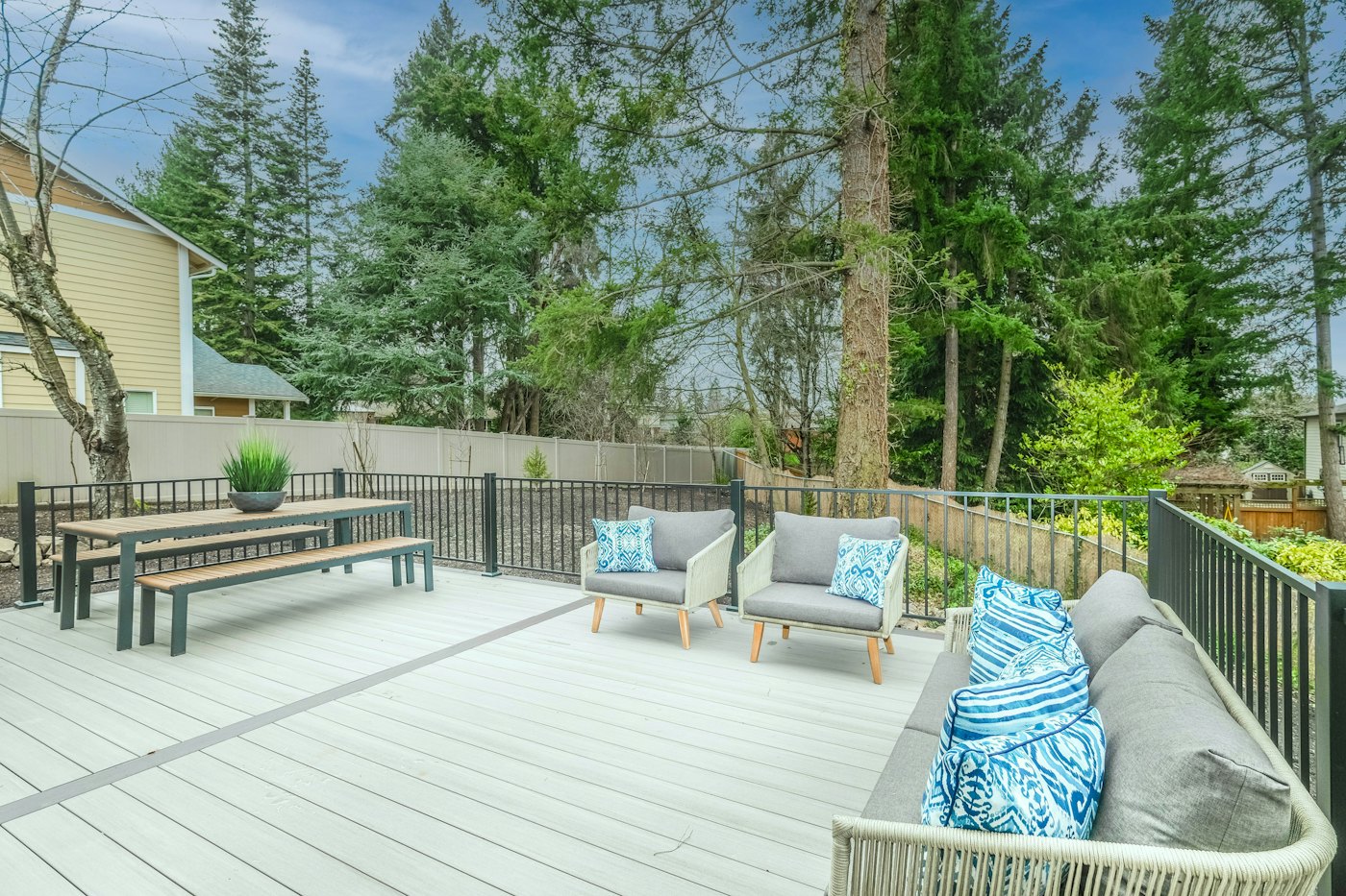 Composite Deck with Aluminum Railing – Outdoor, Aurora